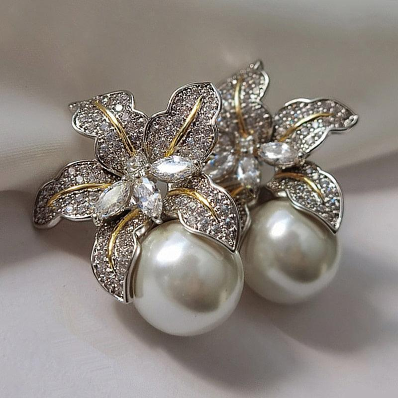 Elegante blomsterøreringe med glimmer og perle