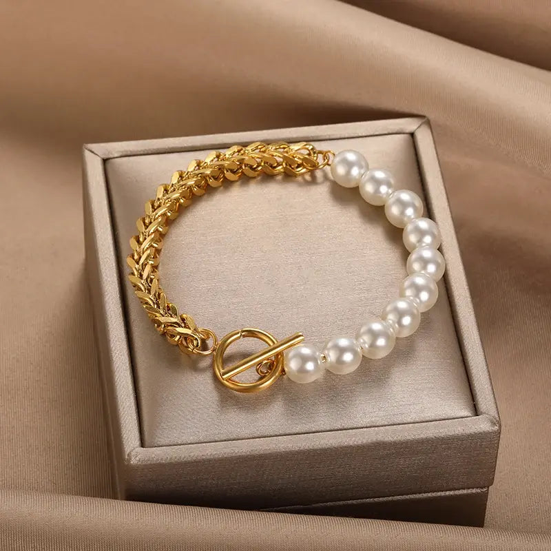 Elegant armbånd i guld og perler