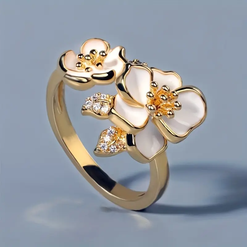 Guld ring med hvide blomster i emalje