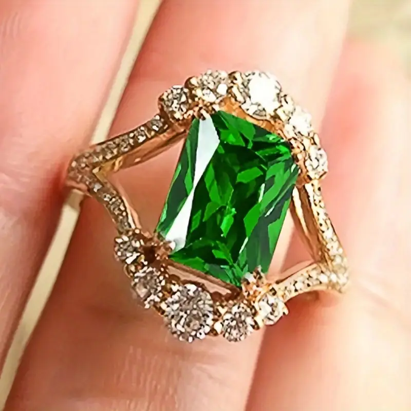 Guldring med zirkonia og græsgrøn krystal