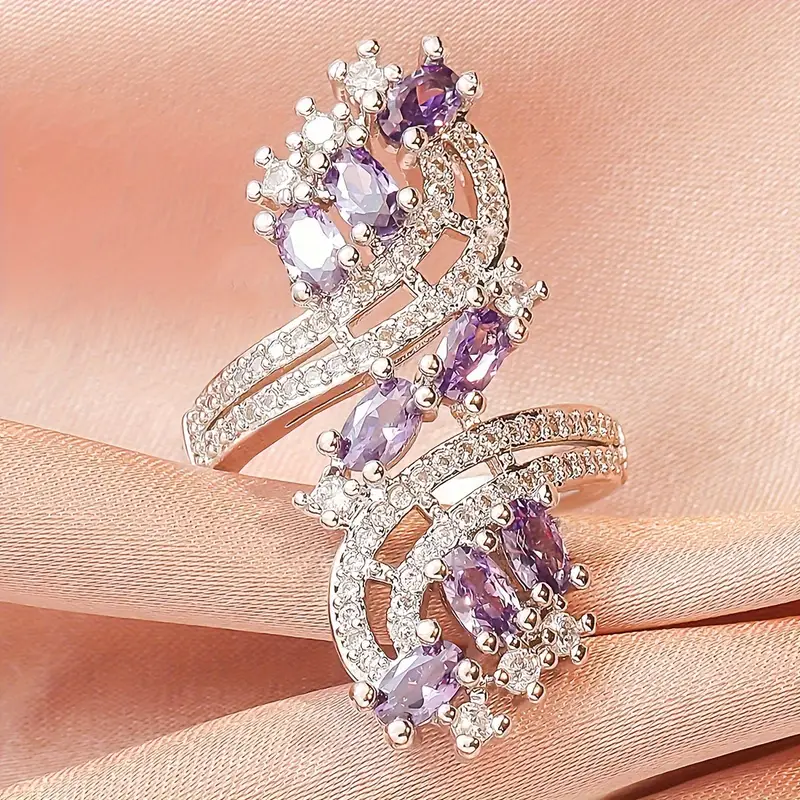 Elegant spiralring med zirkonia og violet krystal