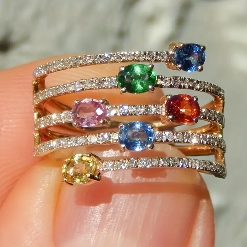 Ringe med farverige krystaller