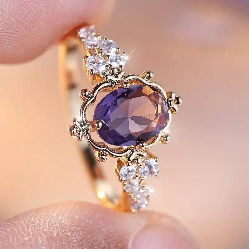 Elegant guld ring med violet sten og fine krystaller