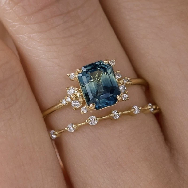 Ring-sæt med blå sten og små krystaller