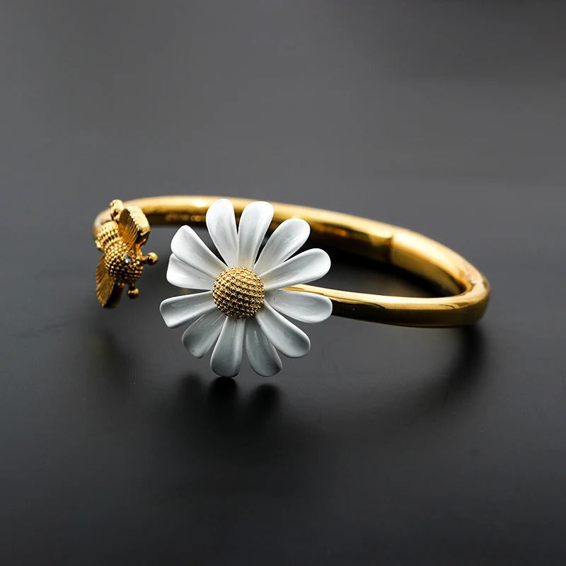Vintage guld armbånd med margueritter og bi