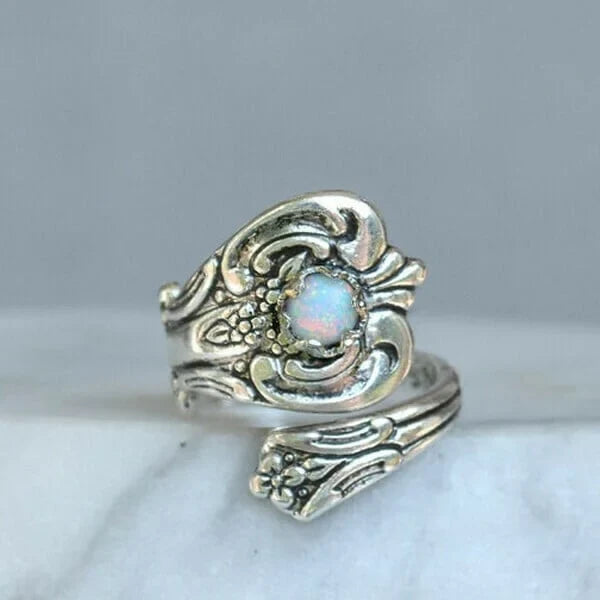 Hvid opal ske med justerbar ring
