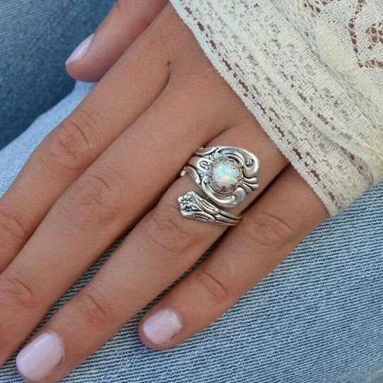 Hvid opal ske med justerbar ring
