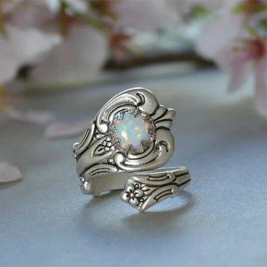 Hvid opal ske med justerbar ring