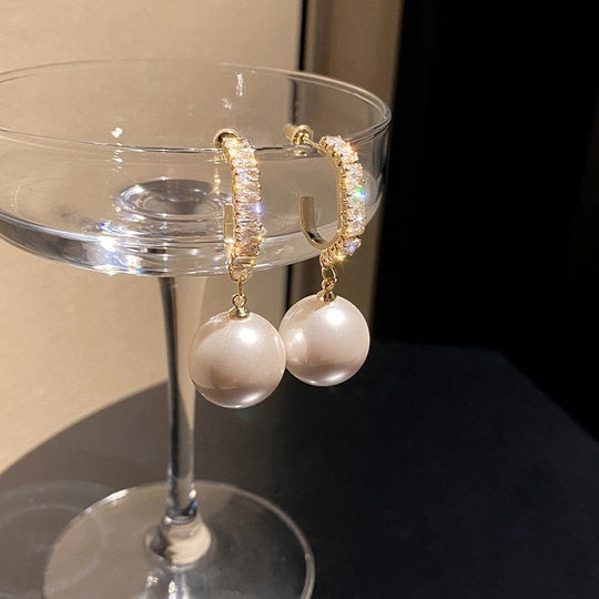 Luksuriøse øreringe med elegant perle og zirkonia